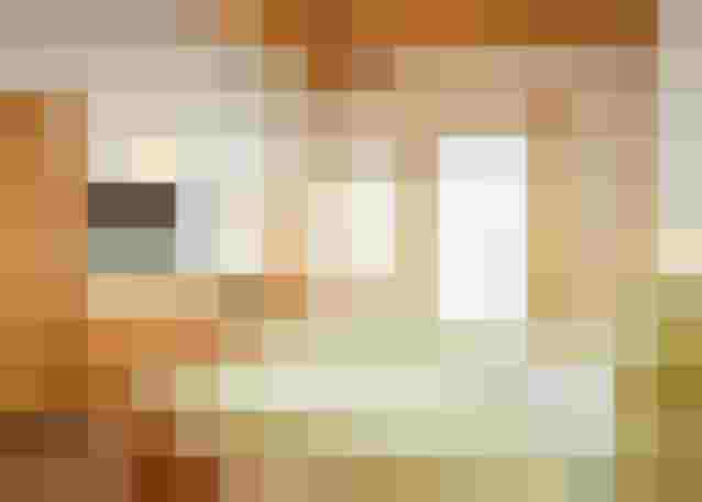 Helles Alpenzimmer mit Doppelbett Holzmöbeln Balkonblick und TV im Hohen Tauern