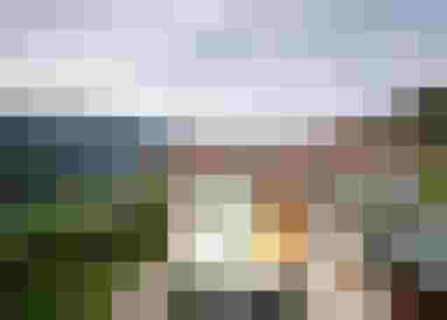 Alpengasthof mit Panoramablick auf grüne Täler und Berge der Hohen Tauern