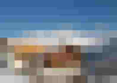 Traditioneller Alpengasthof mit Holzfassade im verschneiten Hohen Tauern Gebirge