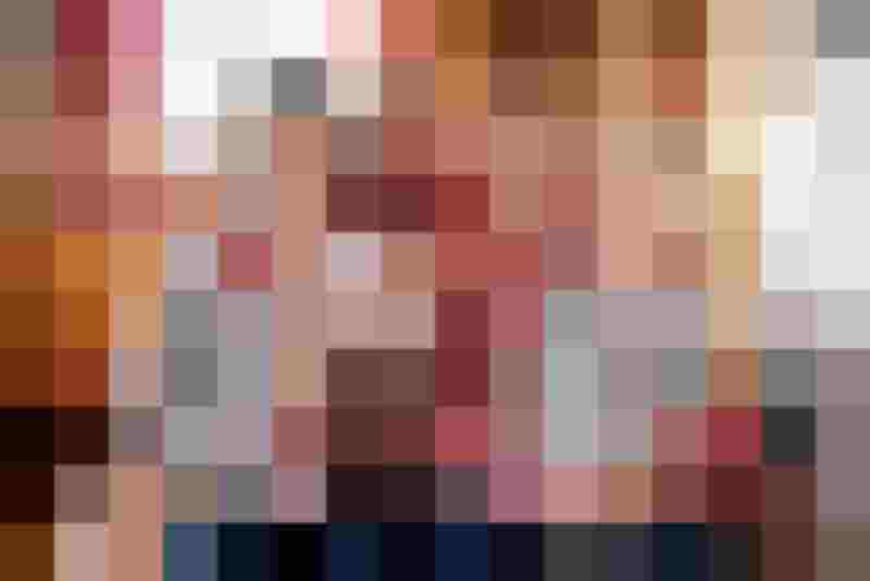 Familie sitzt entspannt im gemütlichen Alpengasthof in den Hohen Tauern